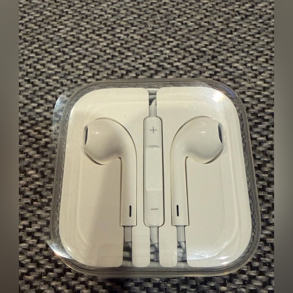 Apple iPhone EarPods With USB-C Connector - Picture 2 of 6